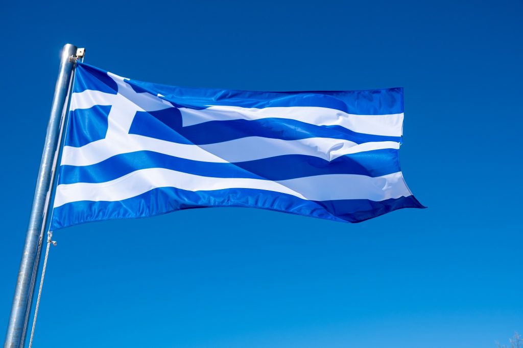 greek flag waving against blue sky background 3Z6U7V3 новости Covid-19, Грузия-Греция, пандемия коронавируса