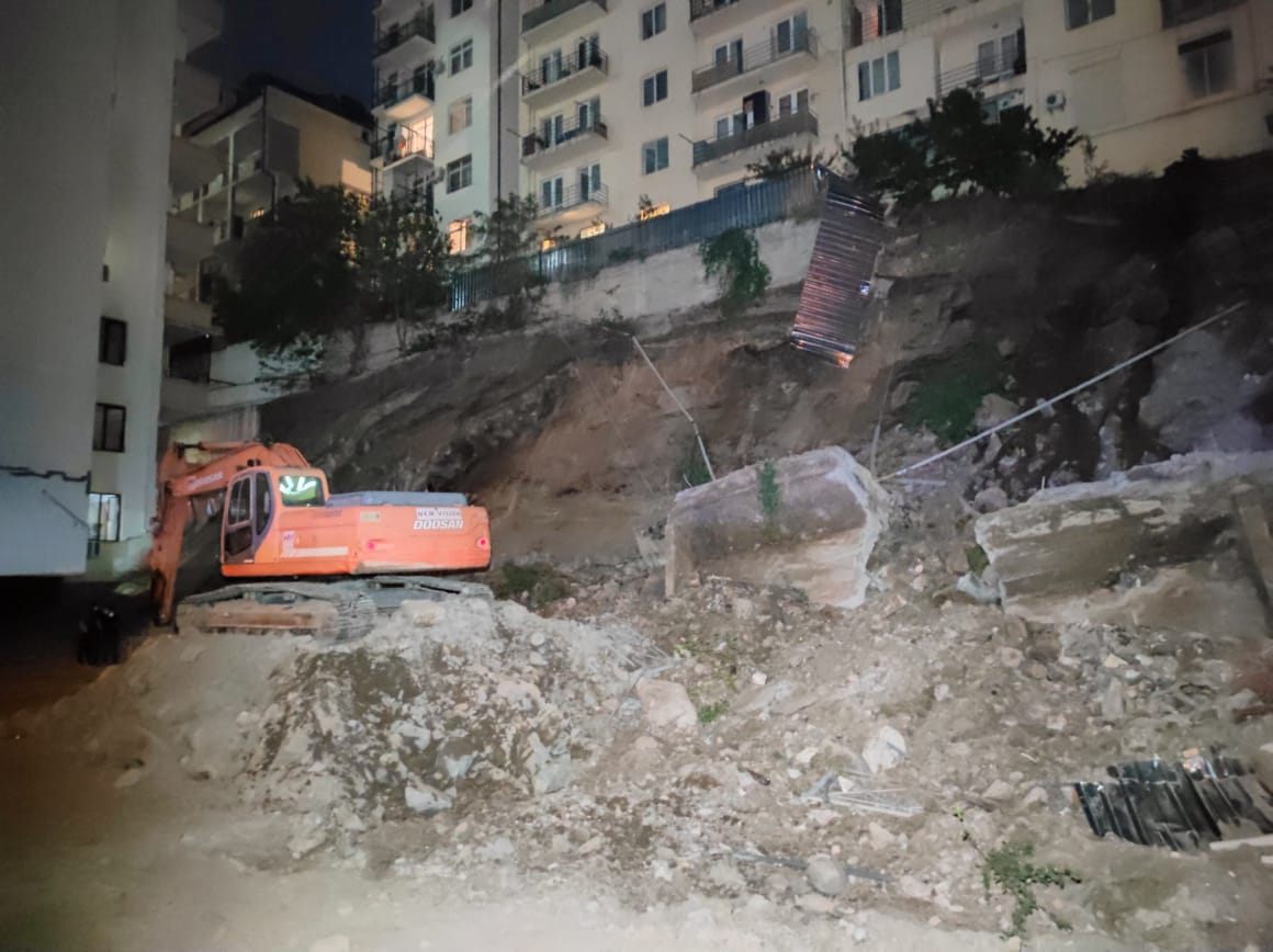 3 новости обрушение склона, строительство, тбилиси