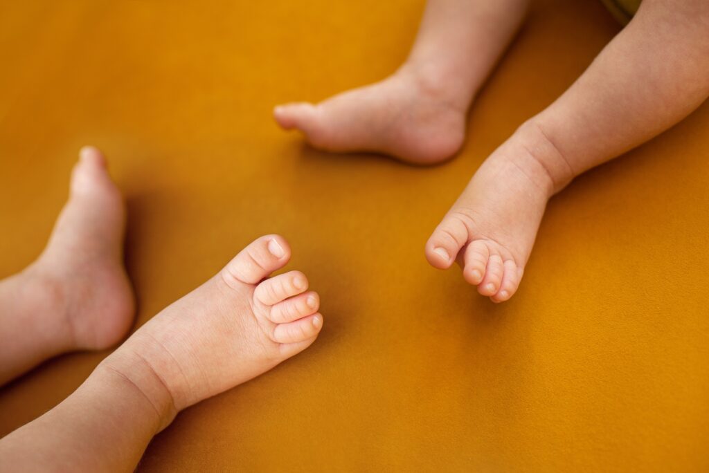 baby twins feet newborn twin orange background cut plkj4lm новости декрет в Грузии