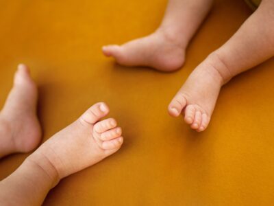 baby twins feet newborn twin orange background cut plkj4lm декрет в Грузии декрет в Грузии