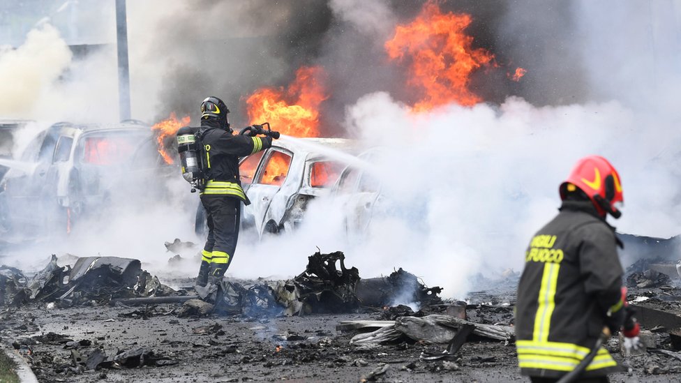 Место катастрофы частного самолета в Милане