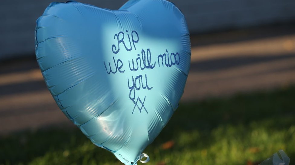 Воздушный шар с надписью "Покойся с миром. Нам будет тебя не хватать"