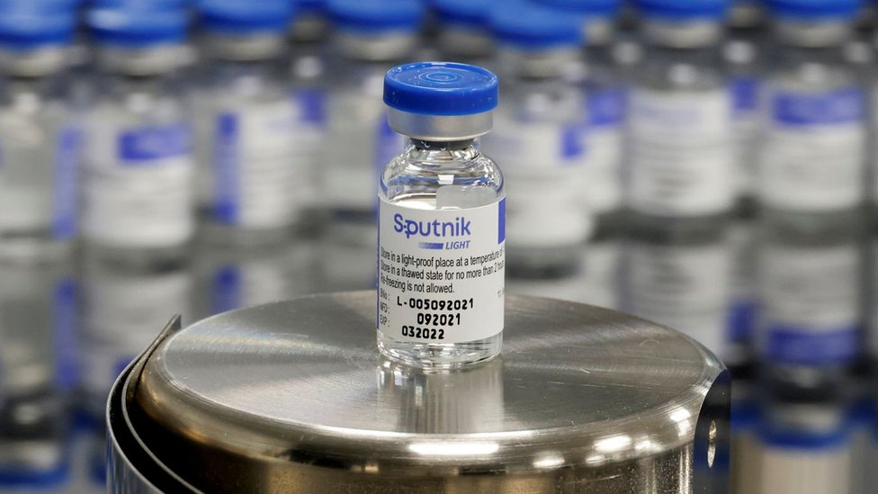 ампулы с вакциной "Спутник V" на заводе в Южной Корее