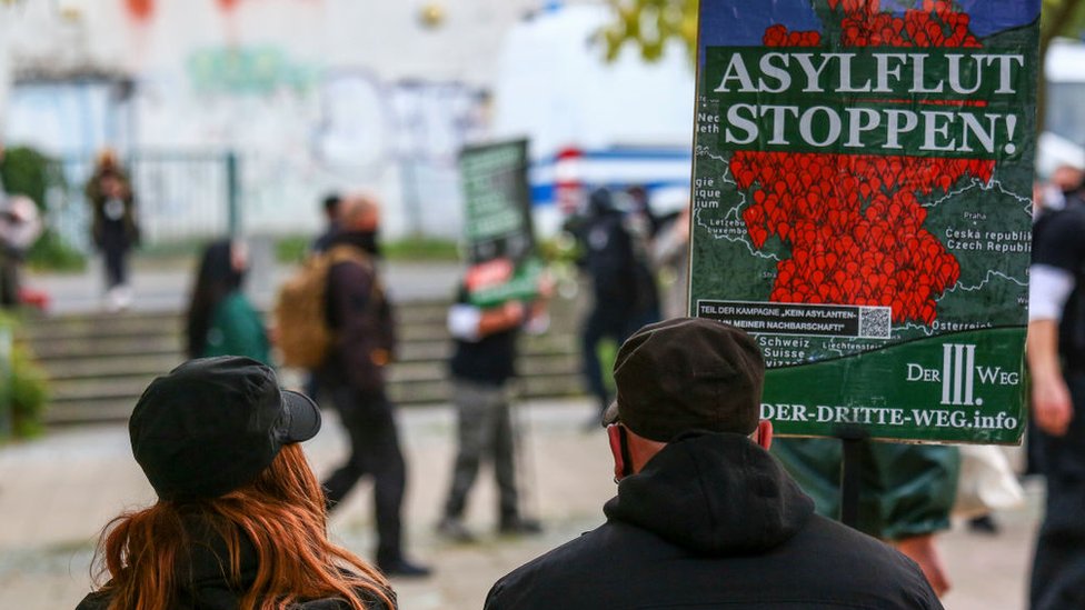 "Остановите потоп просителей убежища" - плакат на демонстрации ультраправых в Берлине