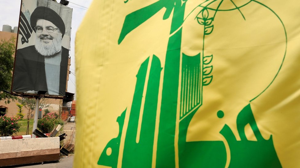 флаг хезболлы и фотография хасана насраллы