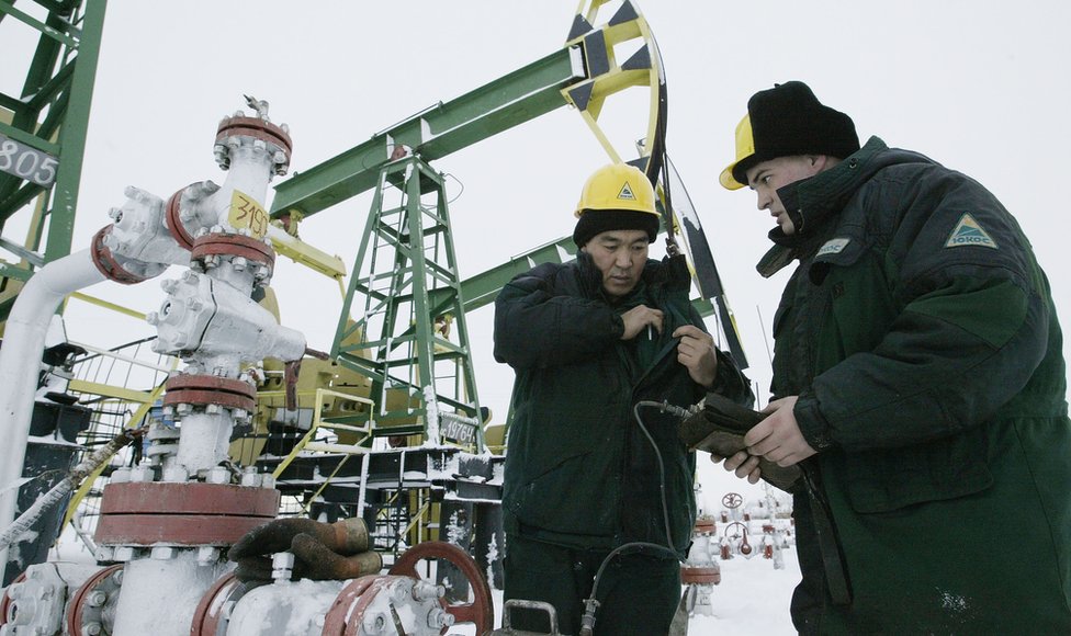 Рабочие на месторождении ЮКОСа под Нефтеюганском в 2004 году