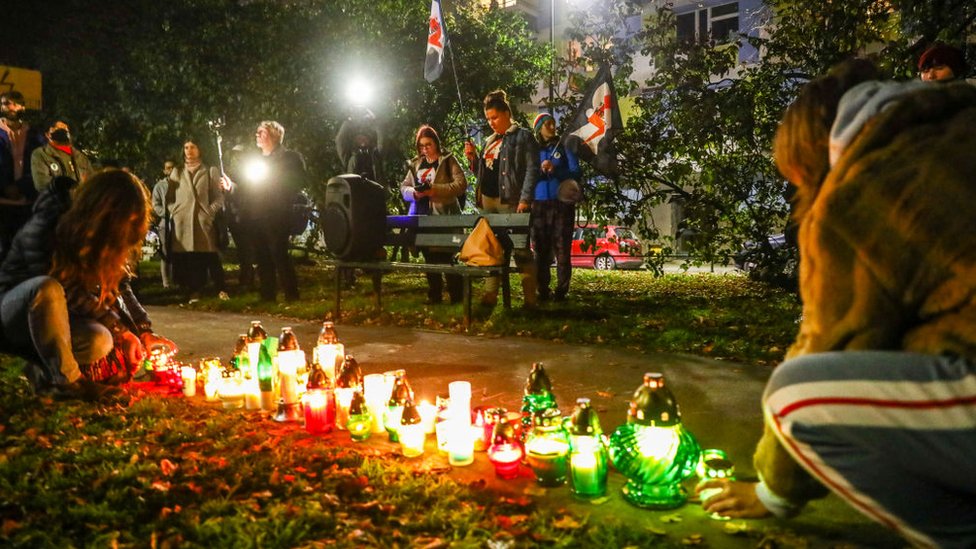 В Кракове люди зажгли в память Изабелы свечи около здания правящей партии "Право и справедливость"