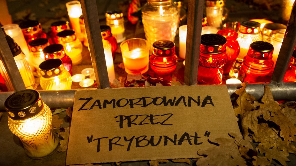 Зажженные свечи у здания Конституционного суда Польши