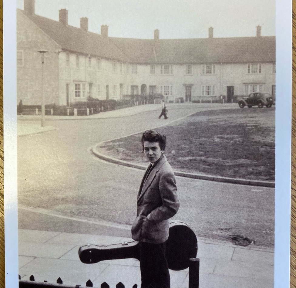 Джордж Харрисон с гитарой около дома, где он вырос