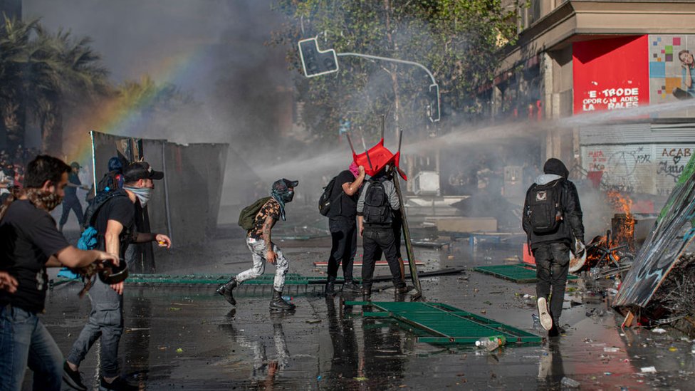 Протесты в Чили сопровождались столкновениями с полицией