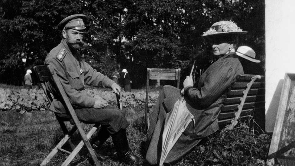 Николай и Александра в Александровском парке в Царском селе во время домашнего ареста, весна 1917 г.
