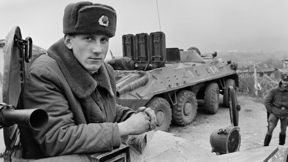 Советский солдат на БТР в декабре 1991 года в Карабахе