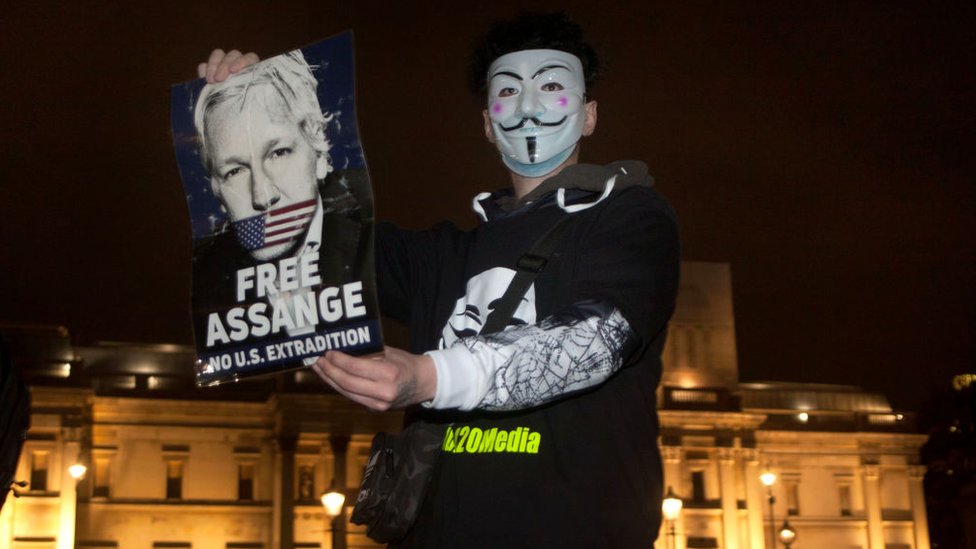 Протест с требованием освободить Ассанжа на Трафальгарской площади в Лондоне