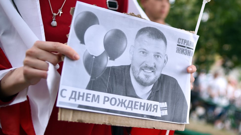 В августе 2020 года участники демонстраций в Минске поздравляли Тихановского с днем рождения, который он встретил в тюрьме