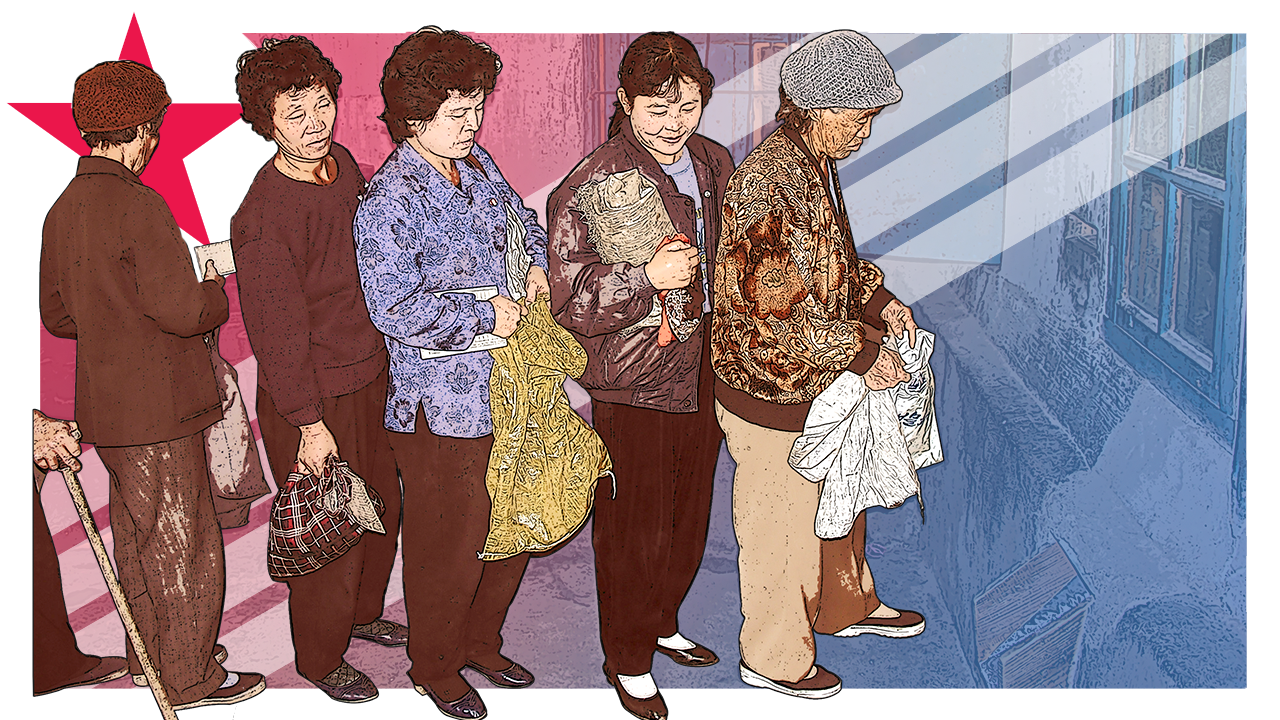 женщины стоят в очереди в КНДР