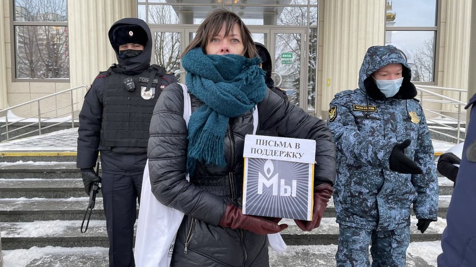 Юрист Наталья Морозова с письмами в поддержку "Мемориала"