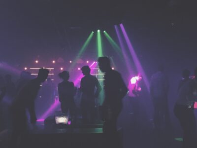 silhouettes of people partying in the night club 2021 09 02 13 10 54 utc новости