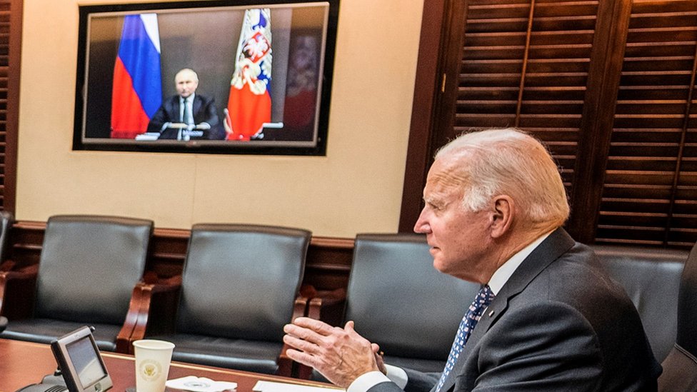Джо Байден во время разговора с Владимиром Путиным по видеосвязи