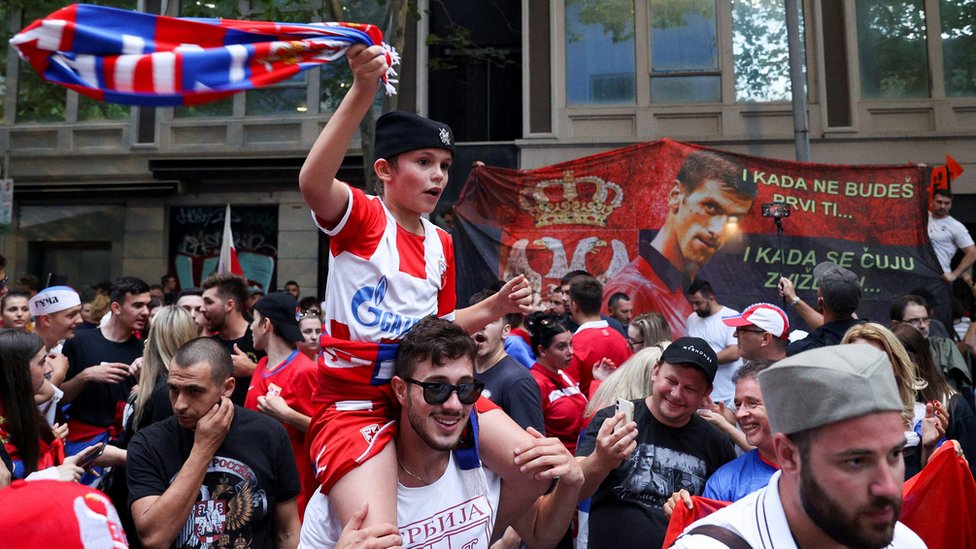 Сторонники Джоковича в Мельбурне устроили настоящий праздник по поводу решения суда в его пользу