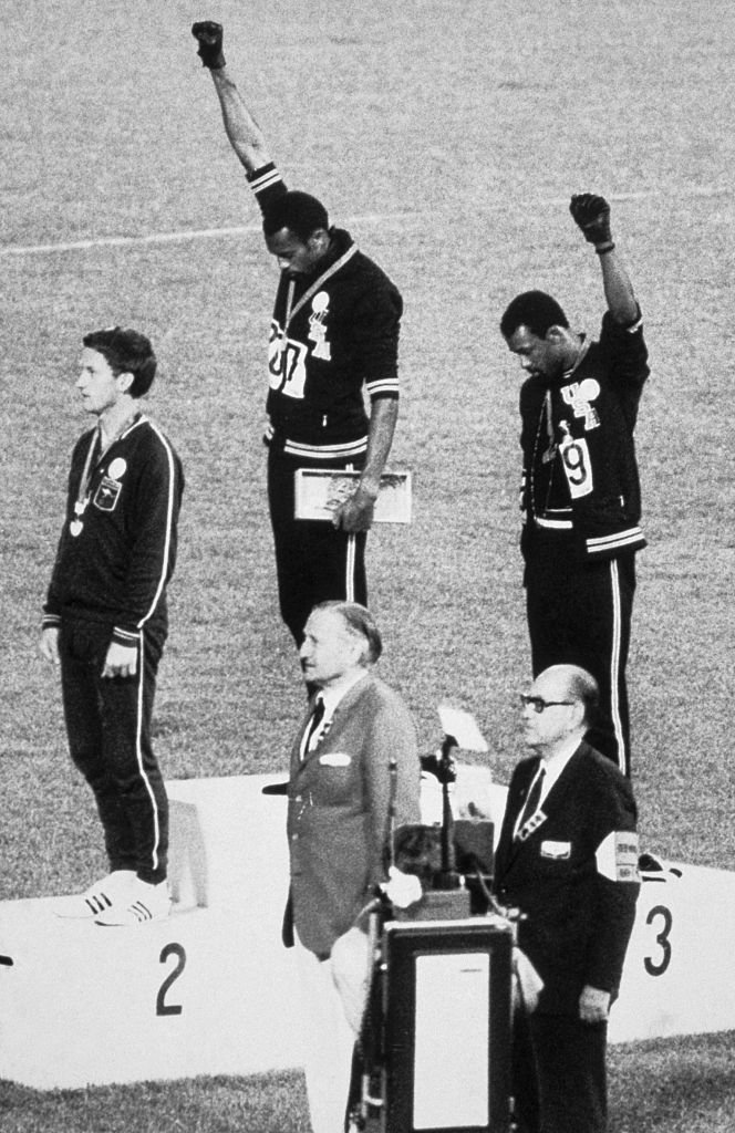 В легенду вошел этот жест - поднятые в знак борьбы против расизма - кулаки двух чернокожих американских олимпийцев на пъедестале почета во время Игр в Мехико в 1968 году.