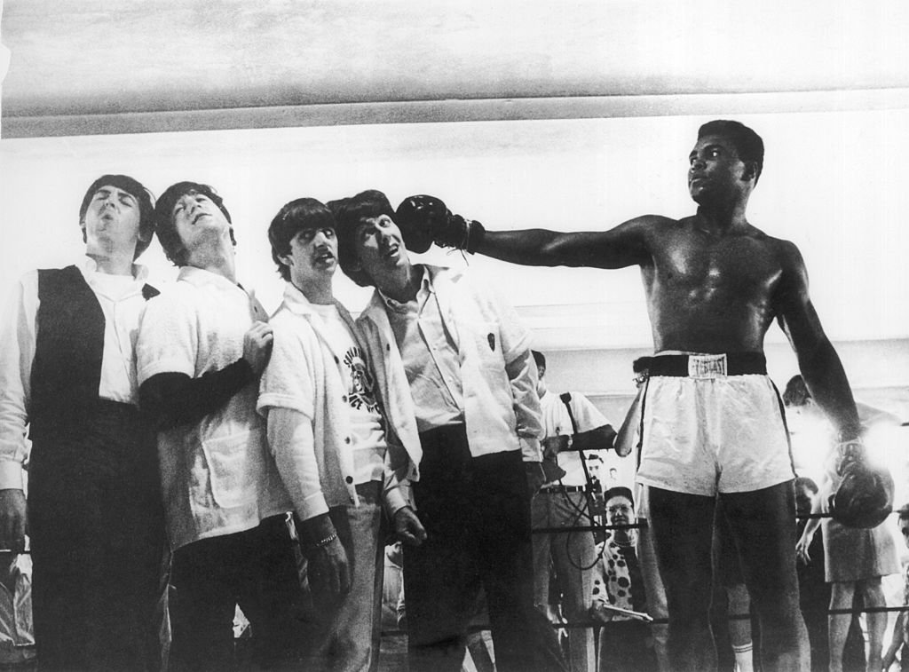 Мухаммед Али побеждает "Битлз". Победа Али над Сонни Листоном в феврале 1964 года пришлась на время первого турне "Битлз" по Америке. Тогда и был сделан этот шутливый снимок