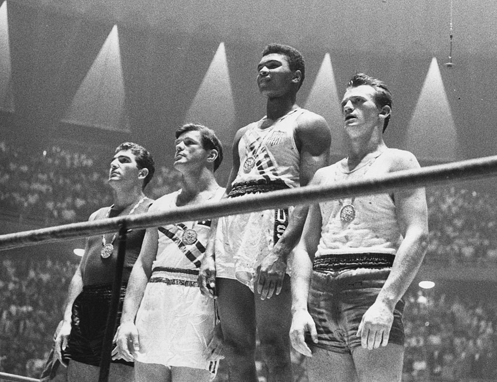 18-летний Кассиус Клей на верхней ступени пъедестала почета с золотой медалью чемпиона Олимпийских игр в Риме. 5 сентября 1960 г.