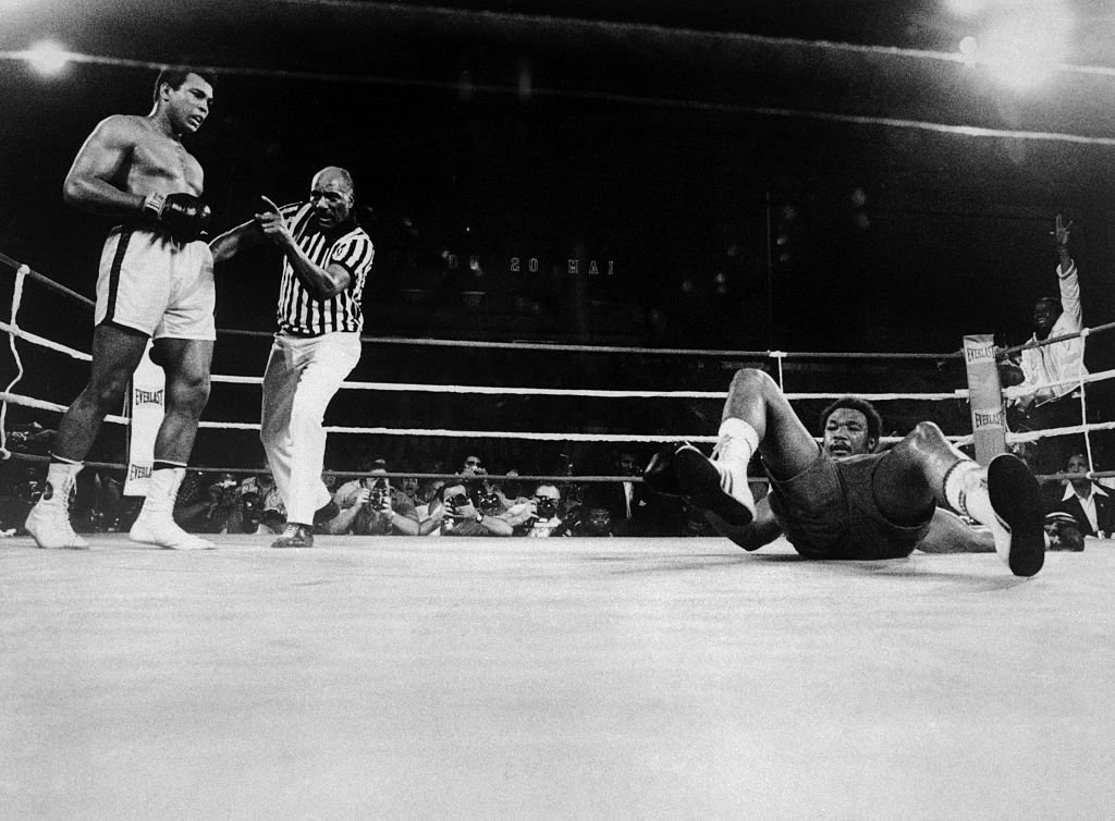 Али отправляет Джорджа Формана в нокдаун, от которого тот уже не сумел оправиться. Завершение эпического боя "Грохот в джунглях". Киншаса 30 октября 1974 г.