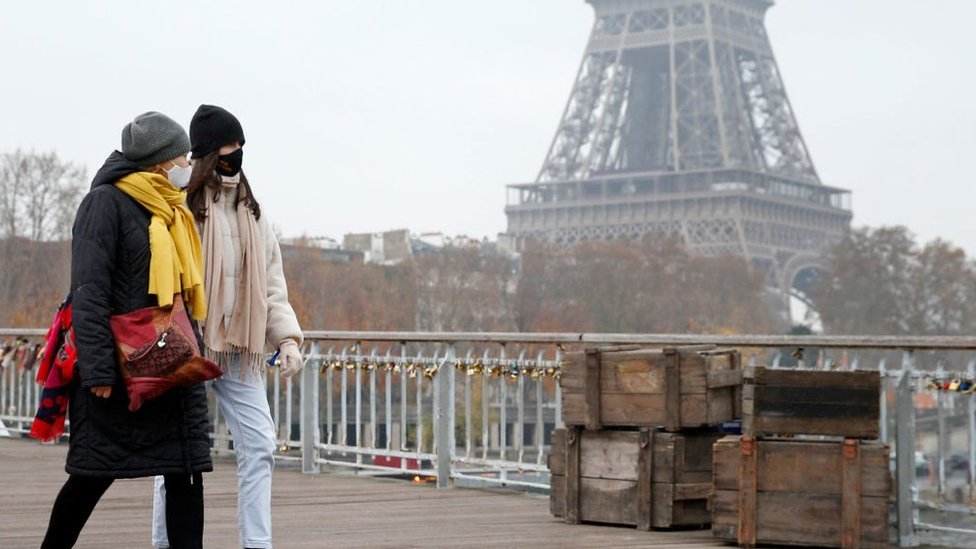 Две девушки, идущие по Парижу