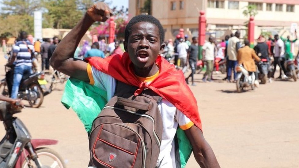 Юные жители Буркина-Фасо встретили известие о смещении президента с ликованием