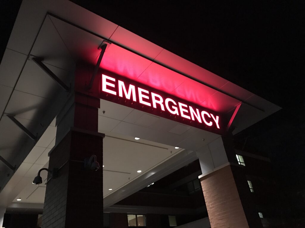 emergency room night emergency hospital red l 2021 08 31 20 33 23 utc новости вирус, Гали, Гальский район, медицинская помощь
