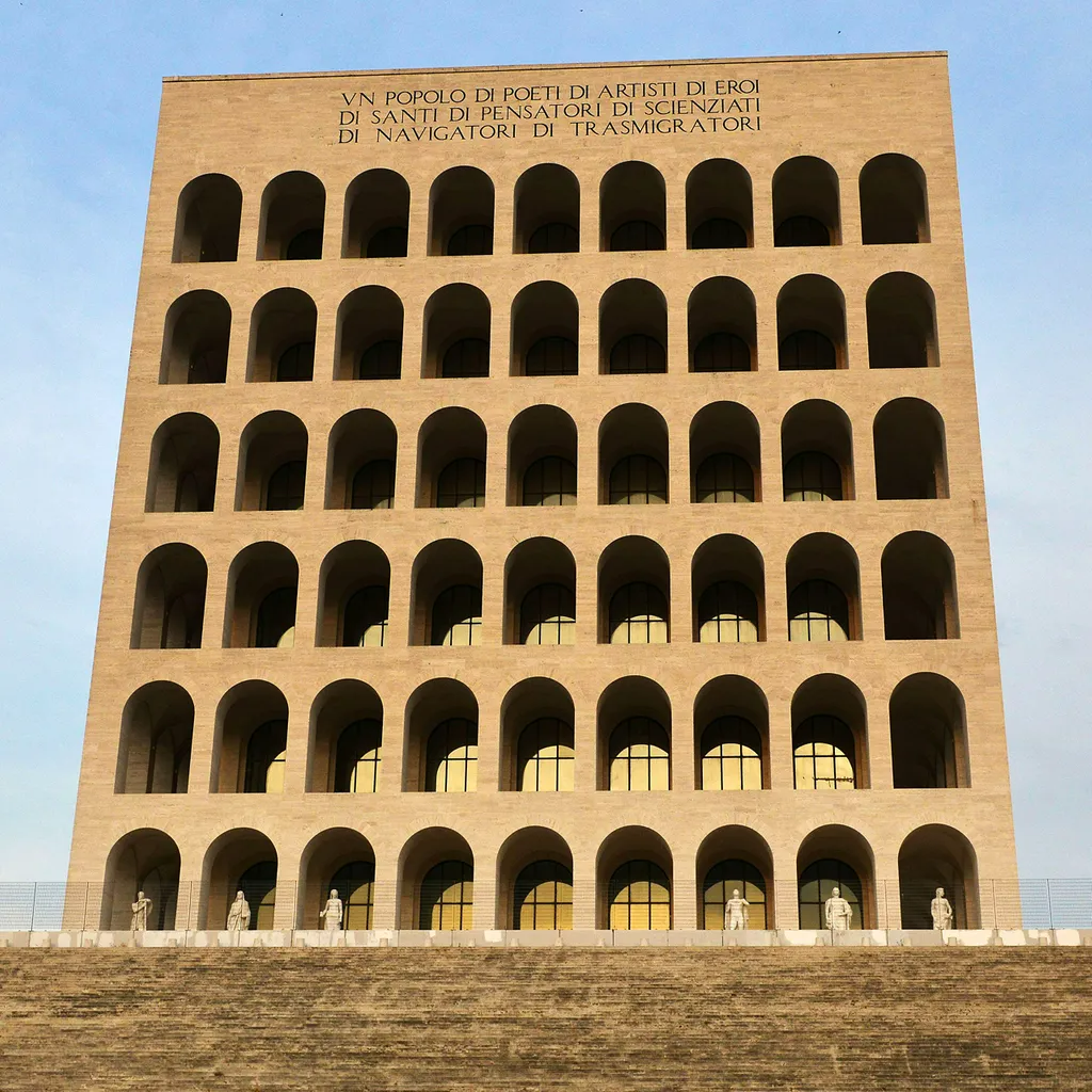 "Квадратный Колизей" в Риме