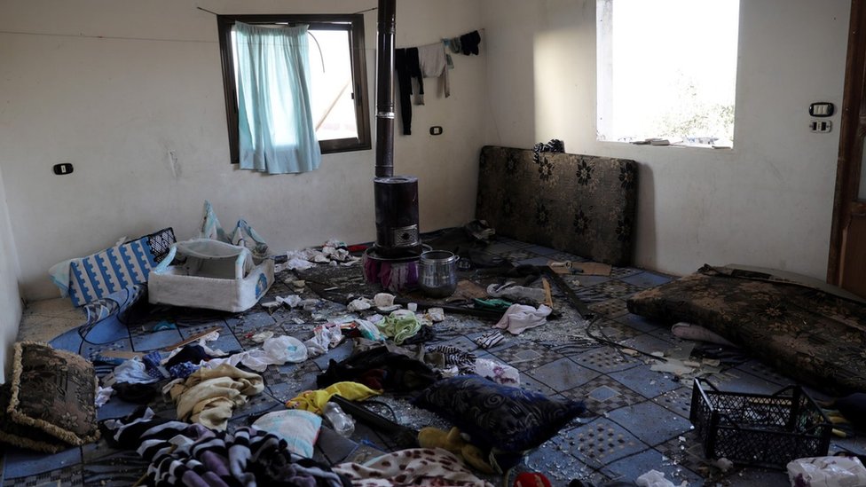 Внутри дома, разрушенного в ходе рейда спецназа США на Атме в ночь со 2 на 3 февраля