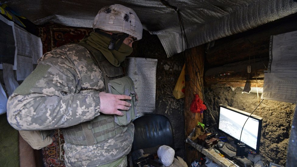 Украинский военный на позиции в Донбассе