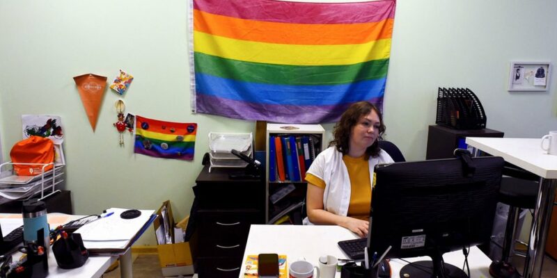 Толстой просит комиссию Госдумы отреагировать на флаги ЛГБТ на посольствах