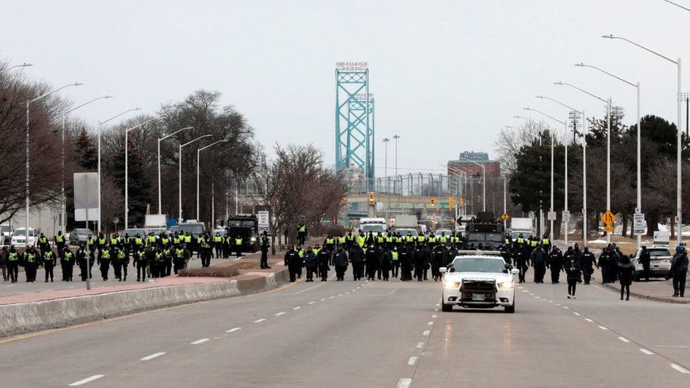 Полиция перед началом операции по освобождению моста Амбассадор