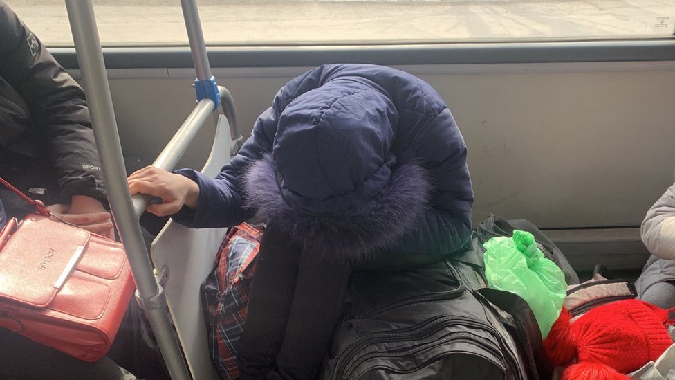 Дети в автобусе спали, сидя прямо на полу
