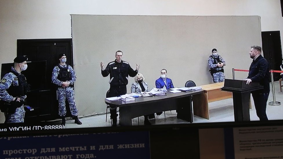 Происходит какая-то комедия. На процессе по новому делу Навального  допросили его бывших коллег - SOVA