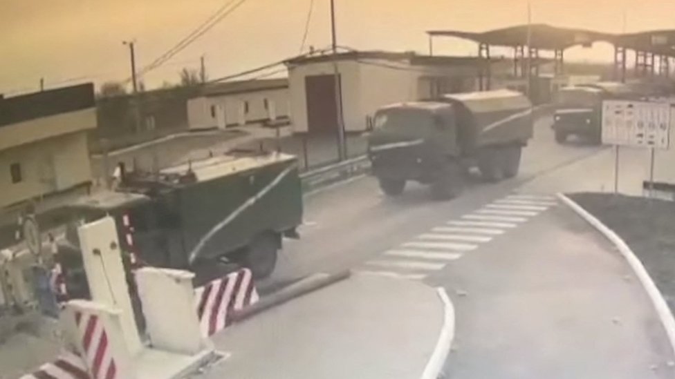 Российская военная техника входит в Херсонскую область из Крыма