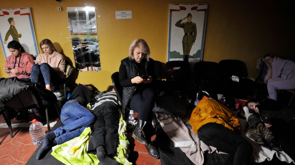 Жители Киева в бомбоубежище ранним утром 25 февраля