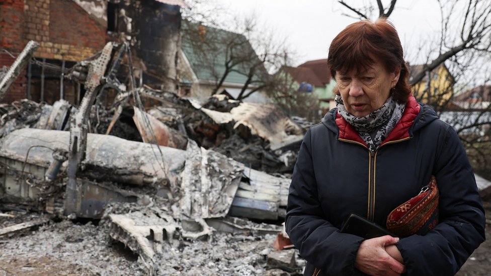 Женщина в Киеве около упавшего самолета