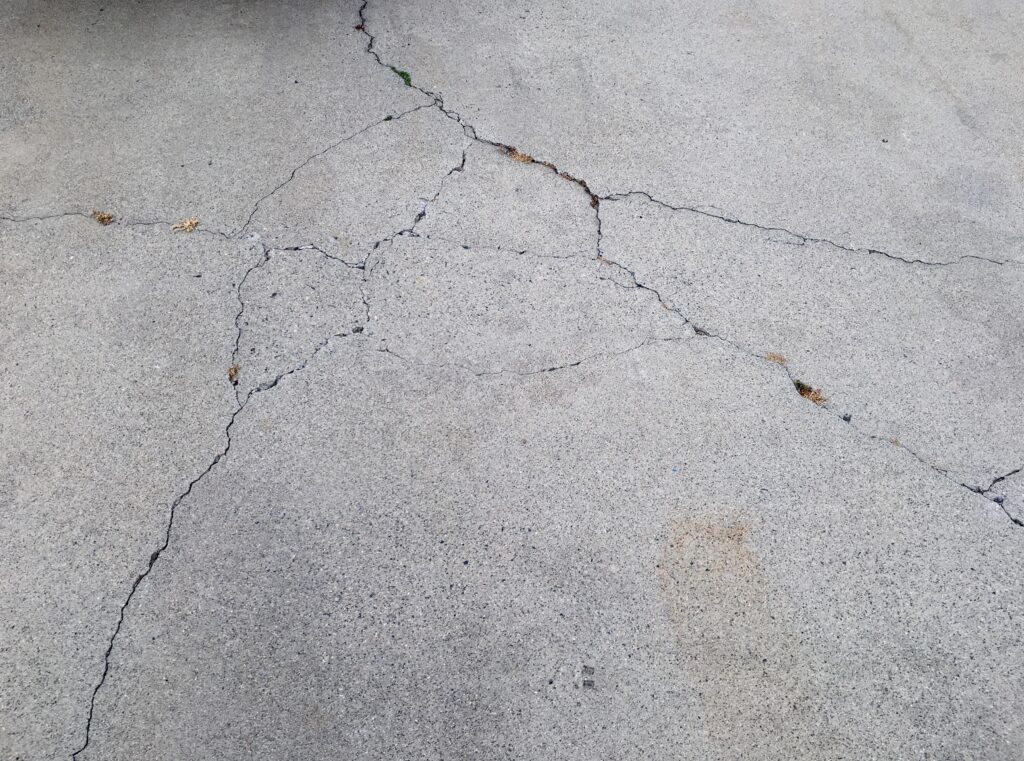 crack in cement driveway 2021 08 29 22 54 04 utc новости Дманиси, землетрясение, Коба Мурадашвили