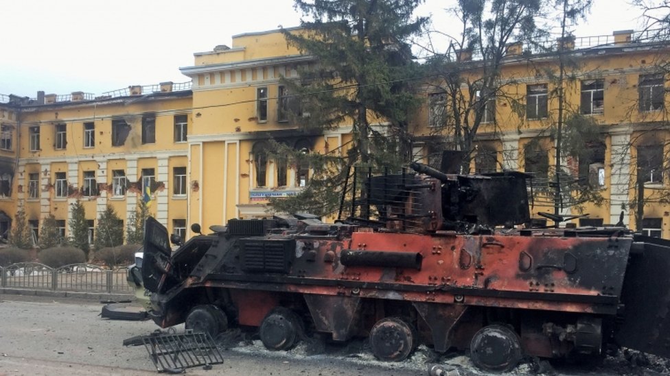 Здание школы в Харькове после обстрела