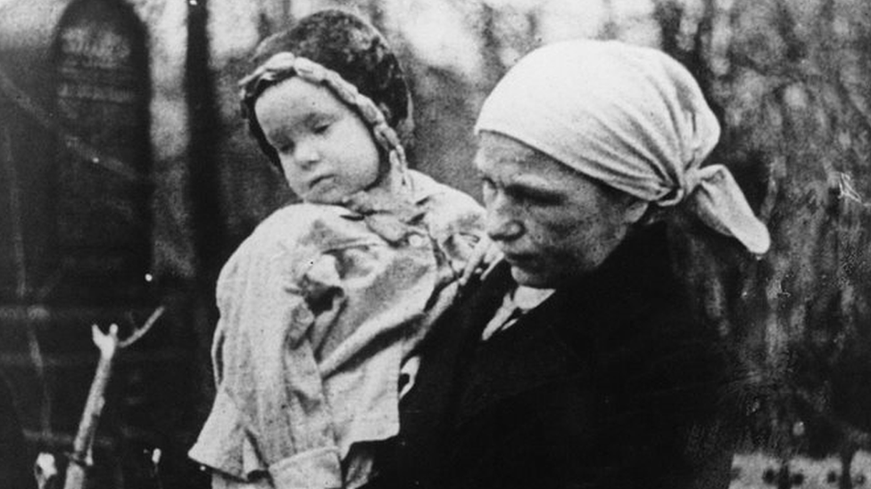 Женщина и ребенок в блокадном Ленинграде