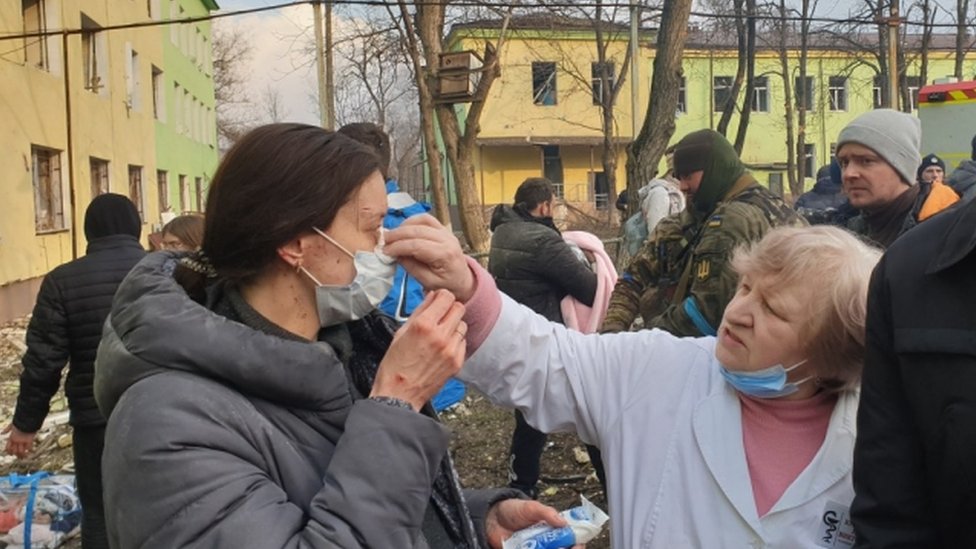 Эвакуация из роддома в Мариуполе вскоре после российского удара