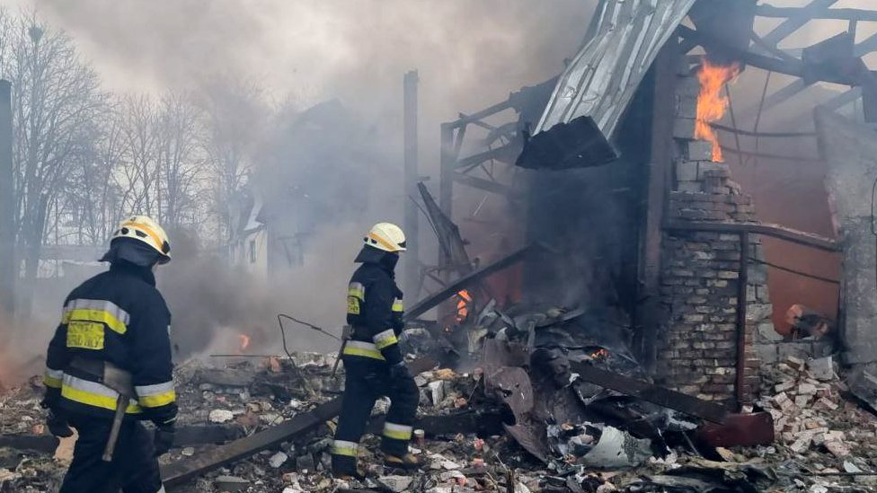В жилых кварталах Днепра после обстрелов работают пожарные. 11 марта 2022 года