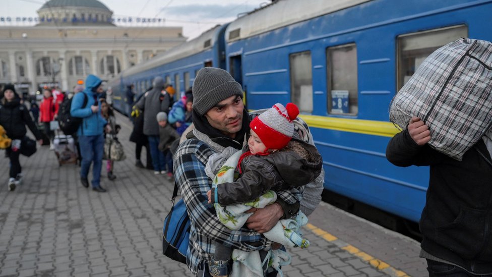 Многие жители покидают Одессу, опасаясь, что город может оказаться следующим в военных планах Кремля. 9 марта 2022 года