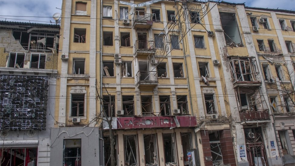 Разрушенное во время обстрела здание в центре Харькова, 13 марта
