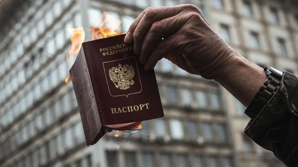 Горящий российский паспорт