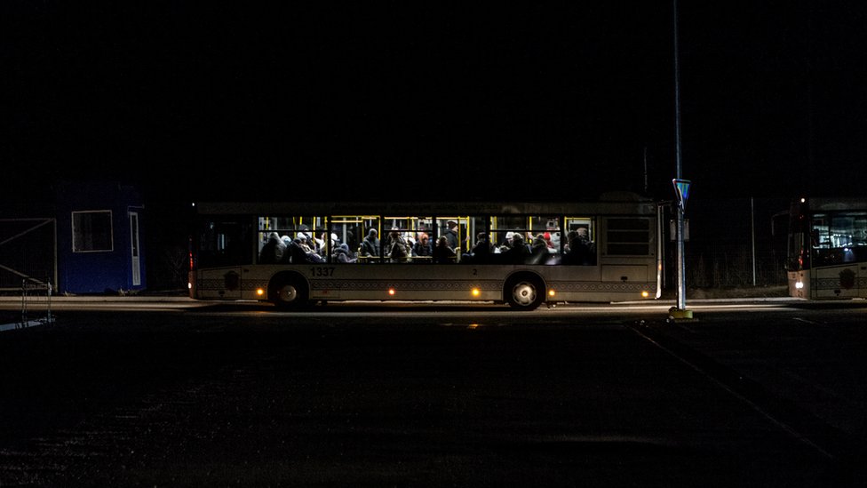 Автобус с беженцами из Мариуполя прибывает в Запорожье, 22 марта