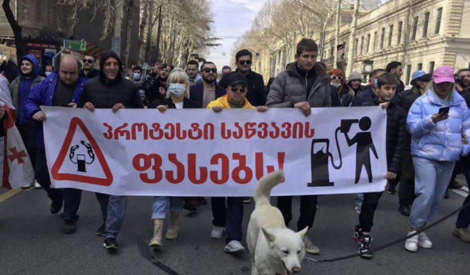 В Тбилиси прошла акция против роста цен на топливо - SOVA